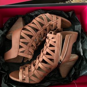 Vince Camuto 7.5 Never Worn Sandals /heels Brown